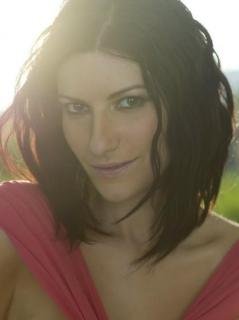 laura pausini piernas abiertas