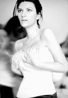 laura pausini sujetador